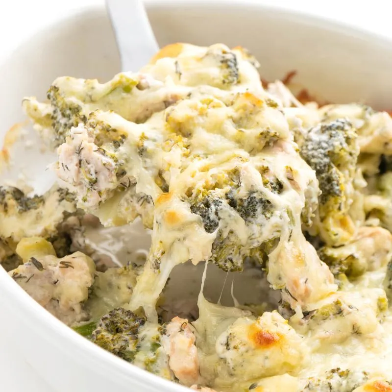 Super einfacher Low Carb Brokkoli-Lachs-Gratin mit Käse überbacken als ketogenes Abendessen Mobile Featured Image