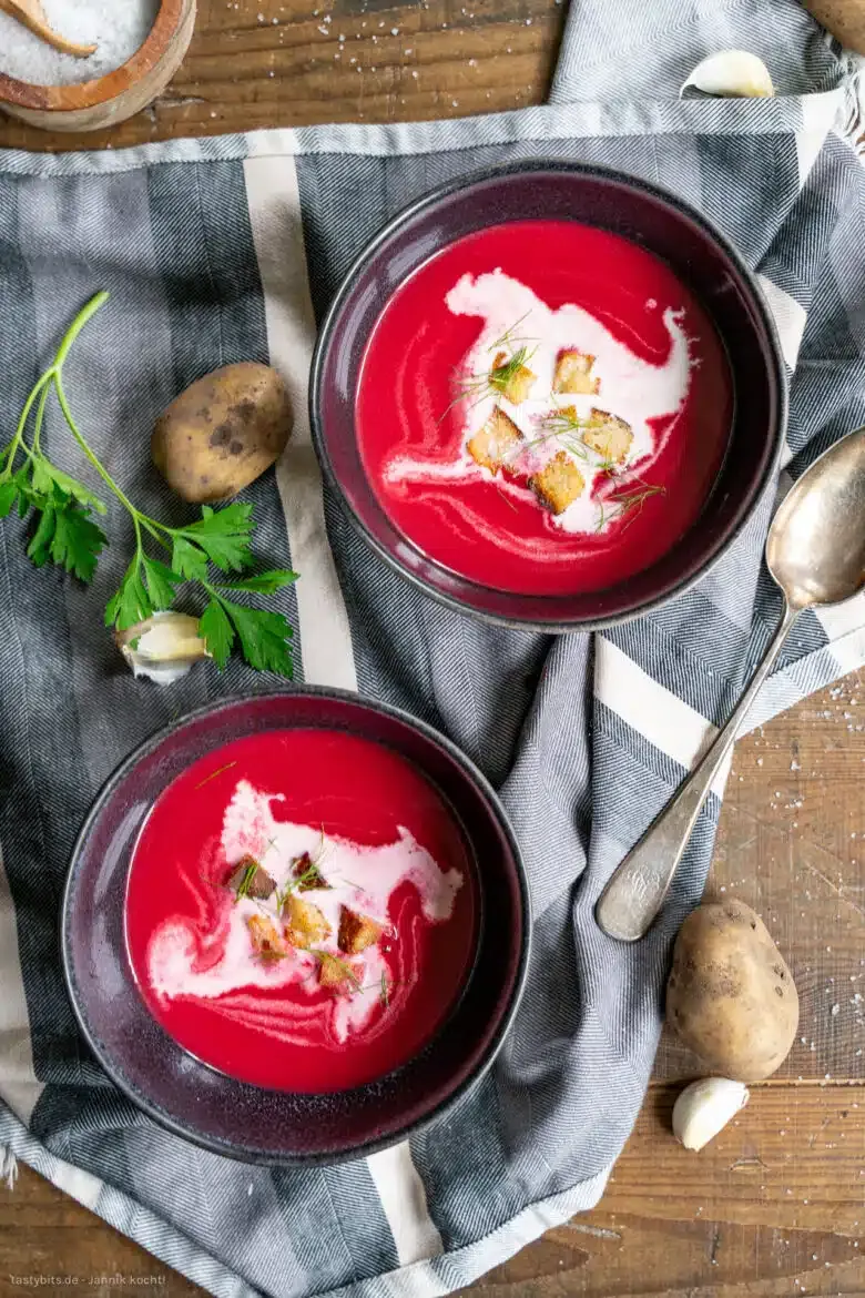 Suppe aus roter Bete und Kartoffeln mit Ingwer