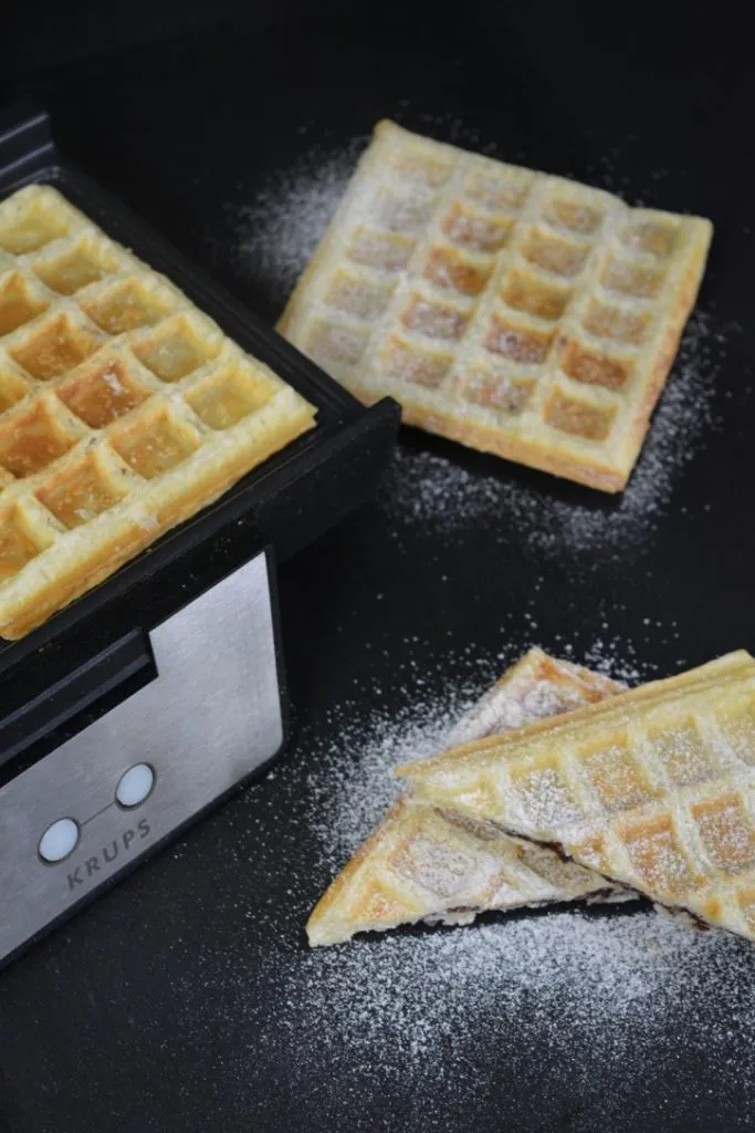 Süße Blätterteig-Waffeln mit Schokoladenfüllung