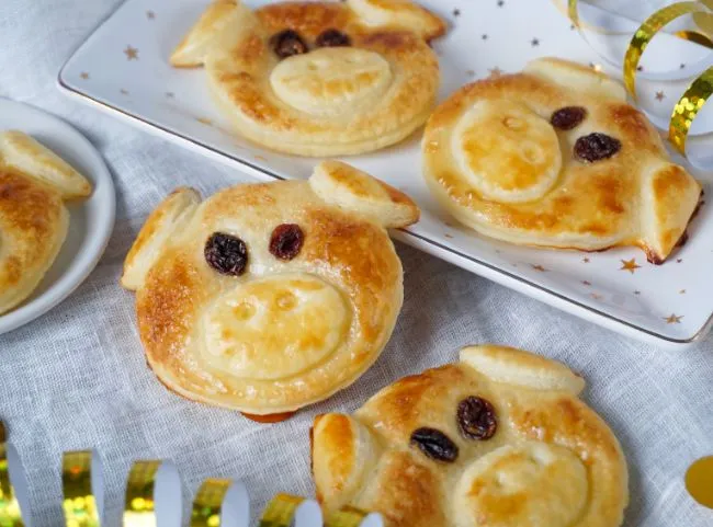 Süße Glücksschweinchen aus Blätterteig, eine charmante Neujahrstradition oder kleiner Snack