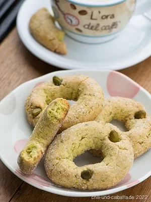 Süße Taralli Dolci al Pistacchio, italienisches Gebäck mit Pistazien