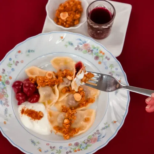 Süße Wareniki mit Kirschen und Rahm