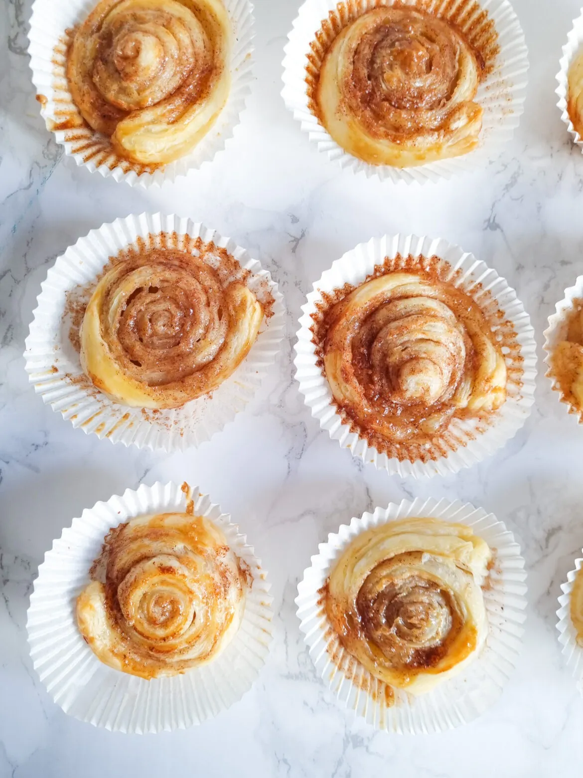 Süße Zimtschnecken aus Blätterteig frisch gebacken