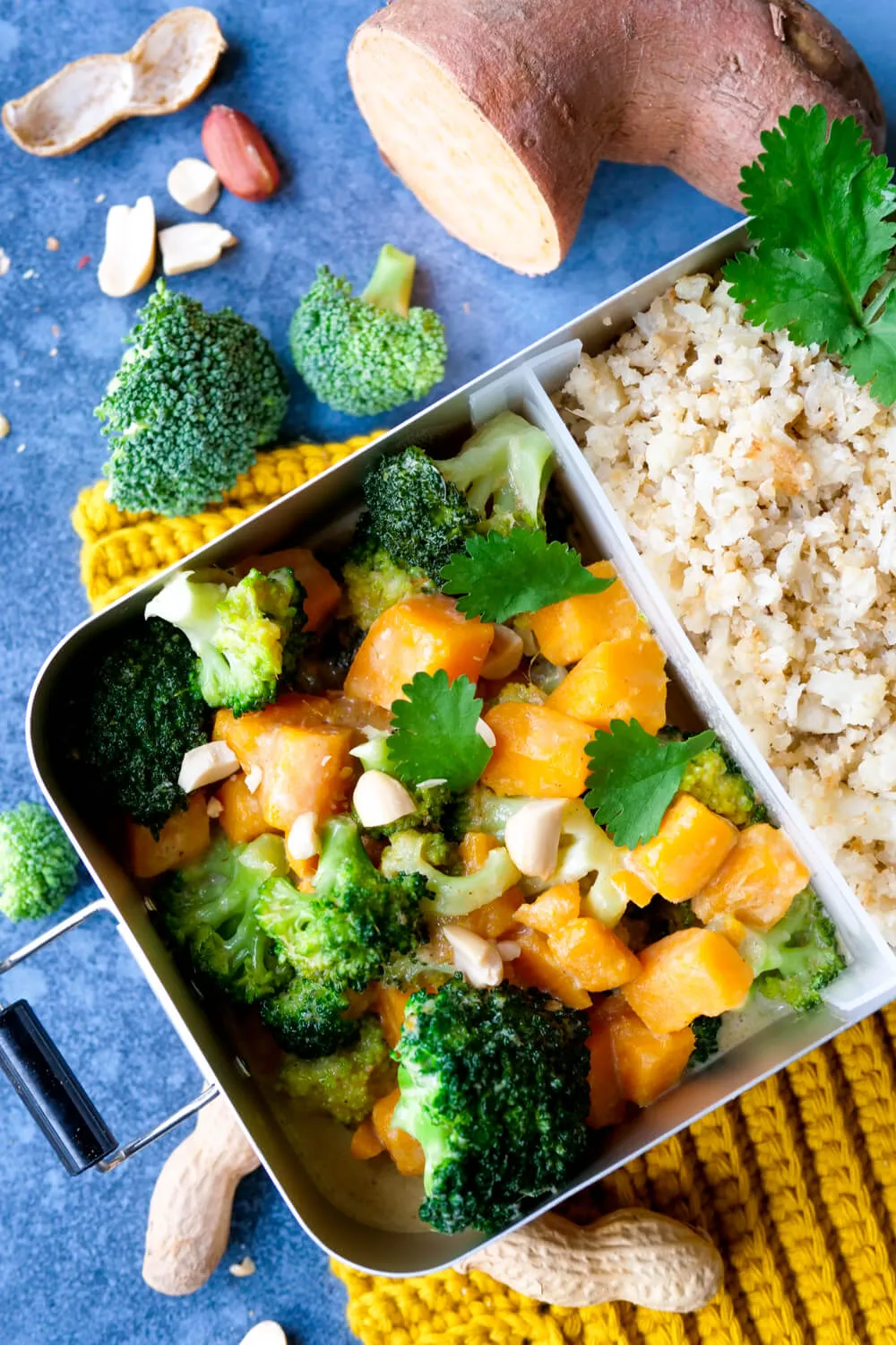Süßkartoffel-Curry mit Brokkoli in einer wiederverwendbaren Meal-Prep-Lunchbox, fertig zum Vorkochen und Aufwärmen.