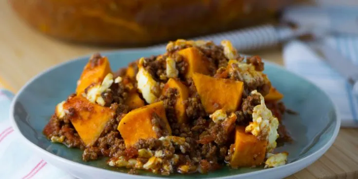 Süßkartoffel-Hackfleisch-Auflauf mit Feta überbacken, ein herzhaftes Mittagessen