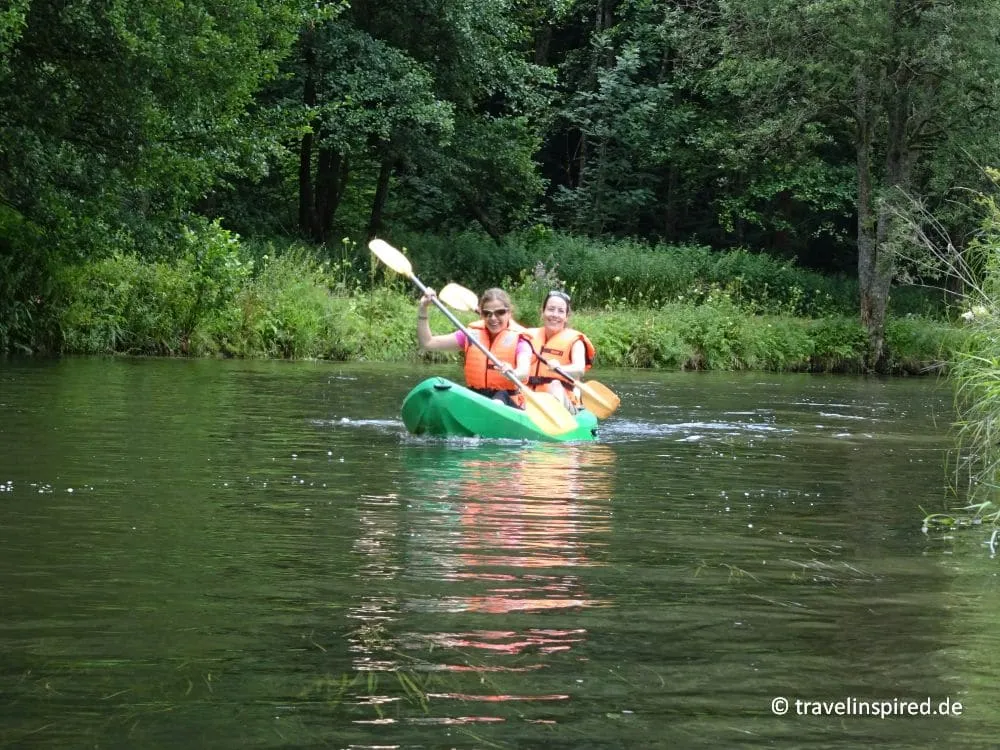 Synchronpaddeln von zwei Kajaks auf der Pegnitz im Nürnberger Land