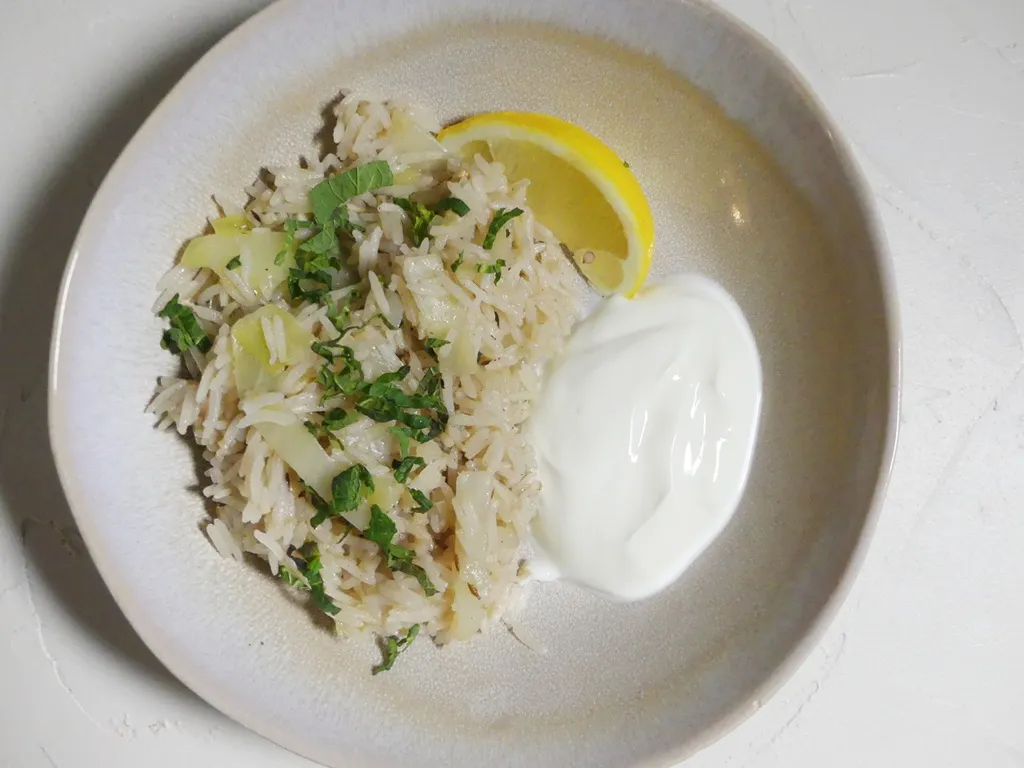 Syrisches Makmur Gericht mit Kohl und Reis appetitlich angerichtet