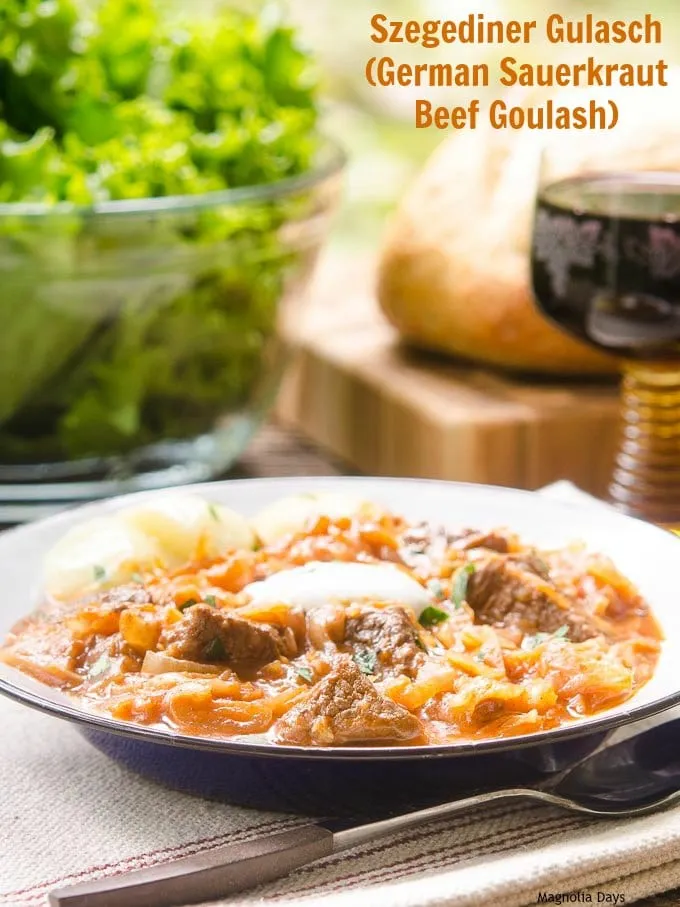Szegediner Gulasch mit Sauerkraut und Sauerrahm garniert