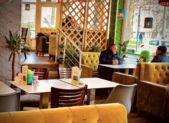 Tabletts voller frisch gebackener Börek und Simit, bereit zum Servieren im Öz-Tat Café