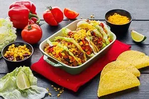 Tacos gefüllt mit Eisbergsalat und Hackfleischmischung