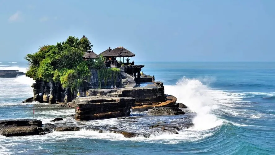 Tanah Lot Tempel bei Sonnenuntergang auf Bali, ein beliebtes Fernreiseziel im Sommer