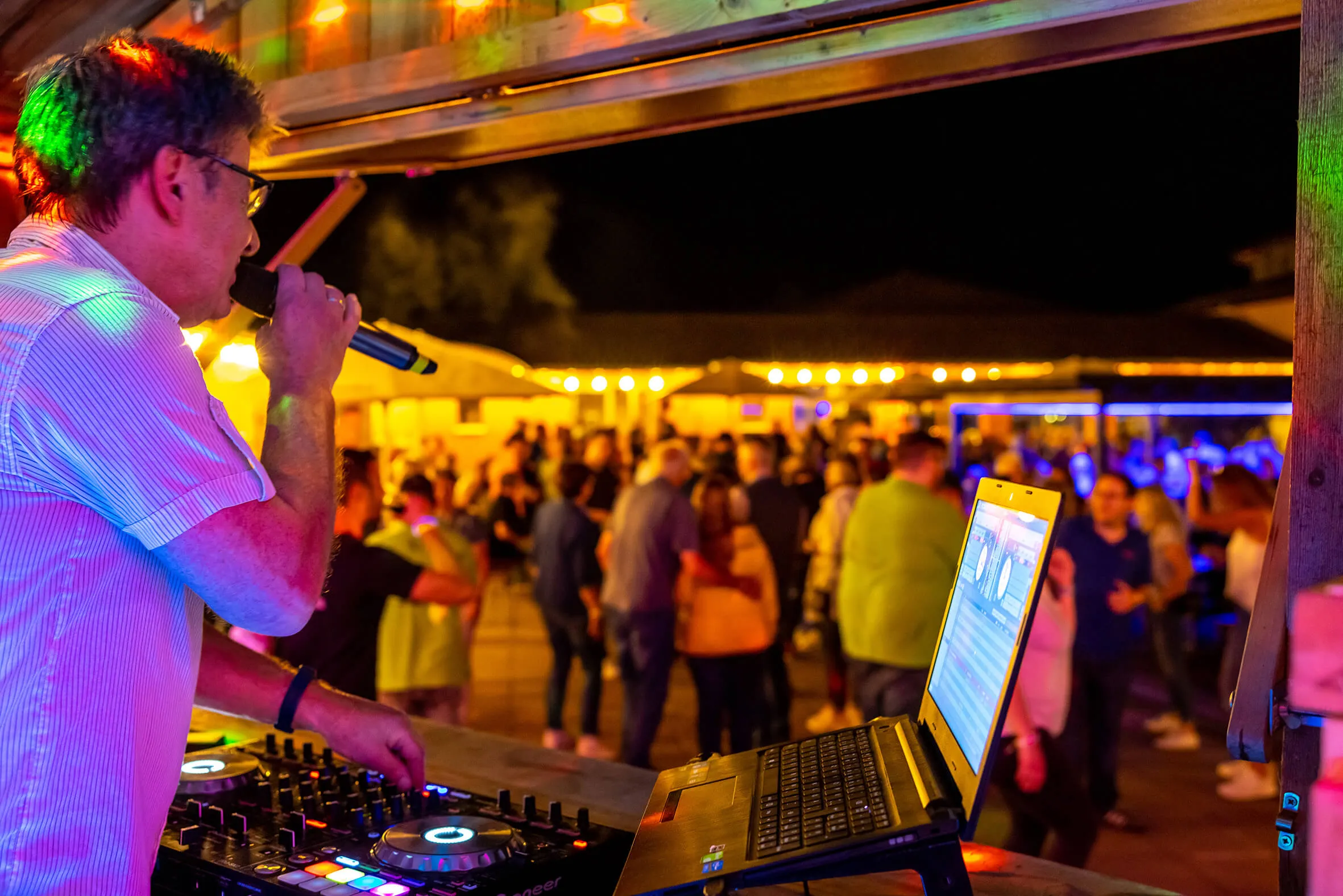 Tanzfläche und DJ bei einem Partywochenende in Norddeutschland