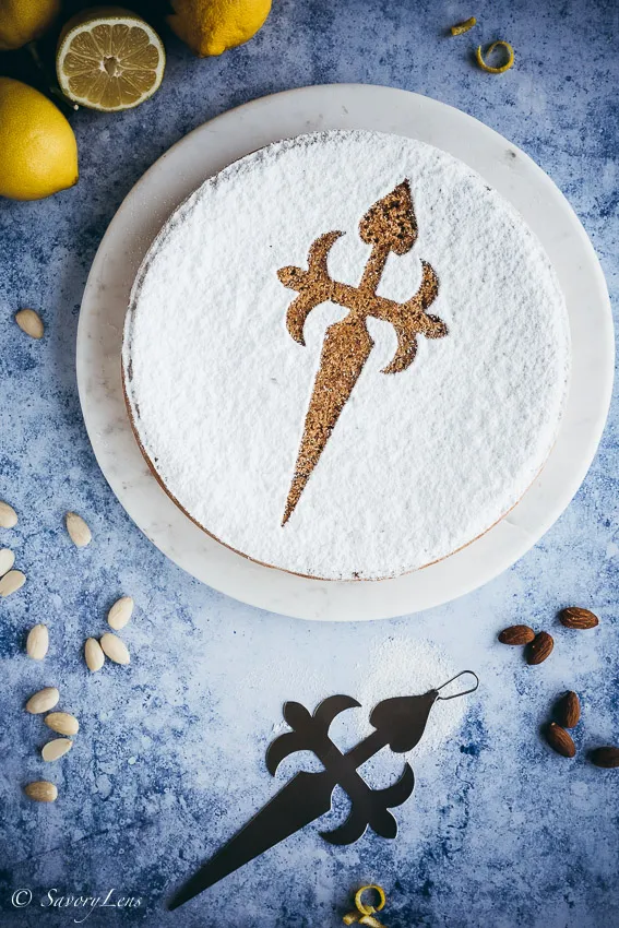 Tarta de Santiago: Spanischer Mandelkuchen, verziert mit dem Kreuz des Jakobswegs aus Puderzucker, ein ikonisches Dessert aus Galicien