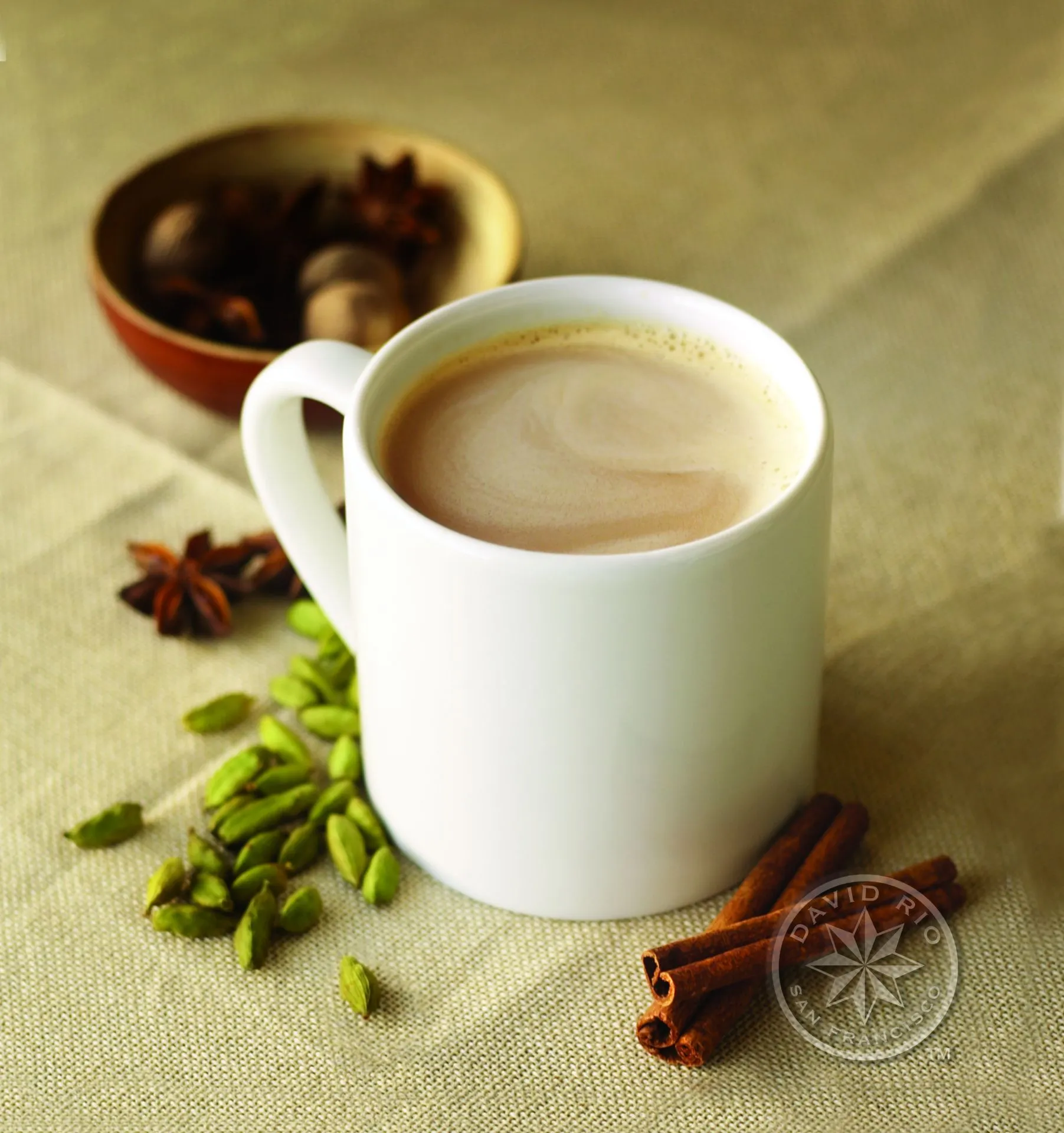 Tasse Masala Getränk mit Milchschaum und Gewürzen