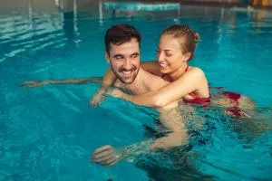 Tauern SPA Zell am See - Kaprun mit Paar im Pool