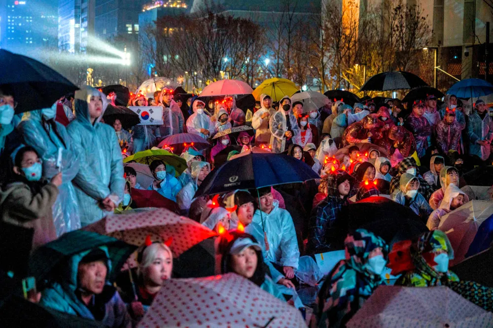 Tausende südkoreanische Fans trotzen dem strömenden Regen auf der Fanmeile in Seoul, um das WM-Spiel Südkorea gegen Ghana zu verfolgen.