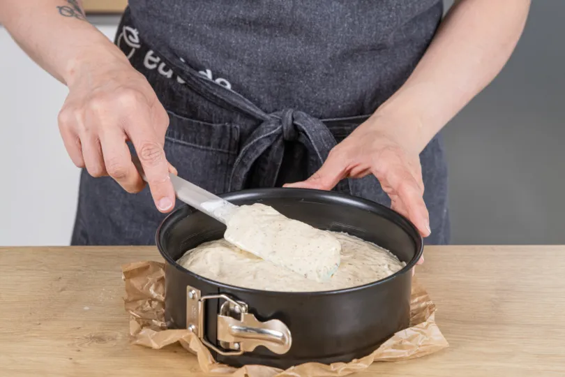 Teig für die Himbeer-Mascarpone-Creme-Torte in die Form füllen