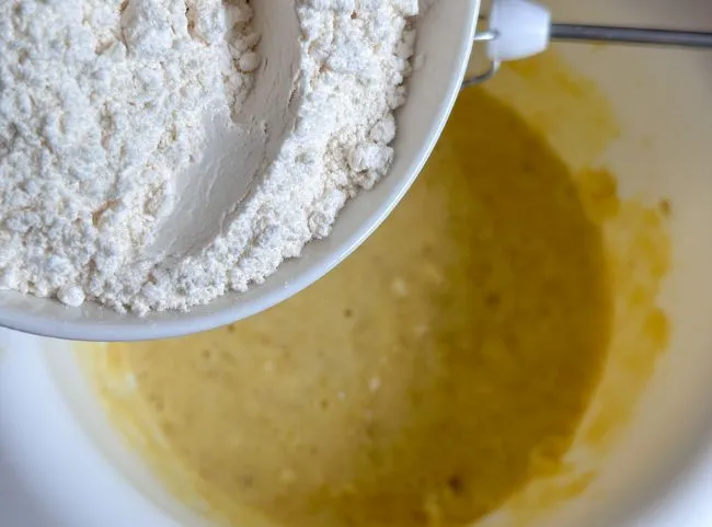 Teig für eine zuckerfreie Baby Geburtstagstorte wird vermengt