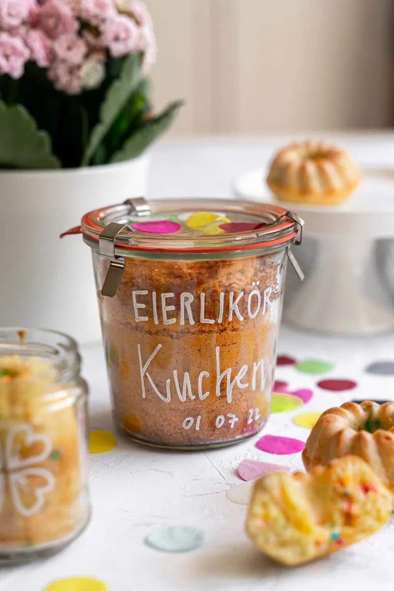 Teig für Geburtstagskuchen im Glas wird in vorbereitete Gläser gefüllt