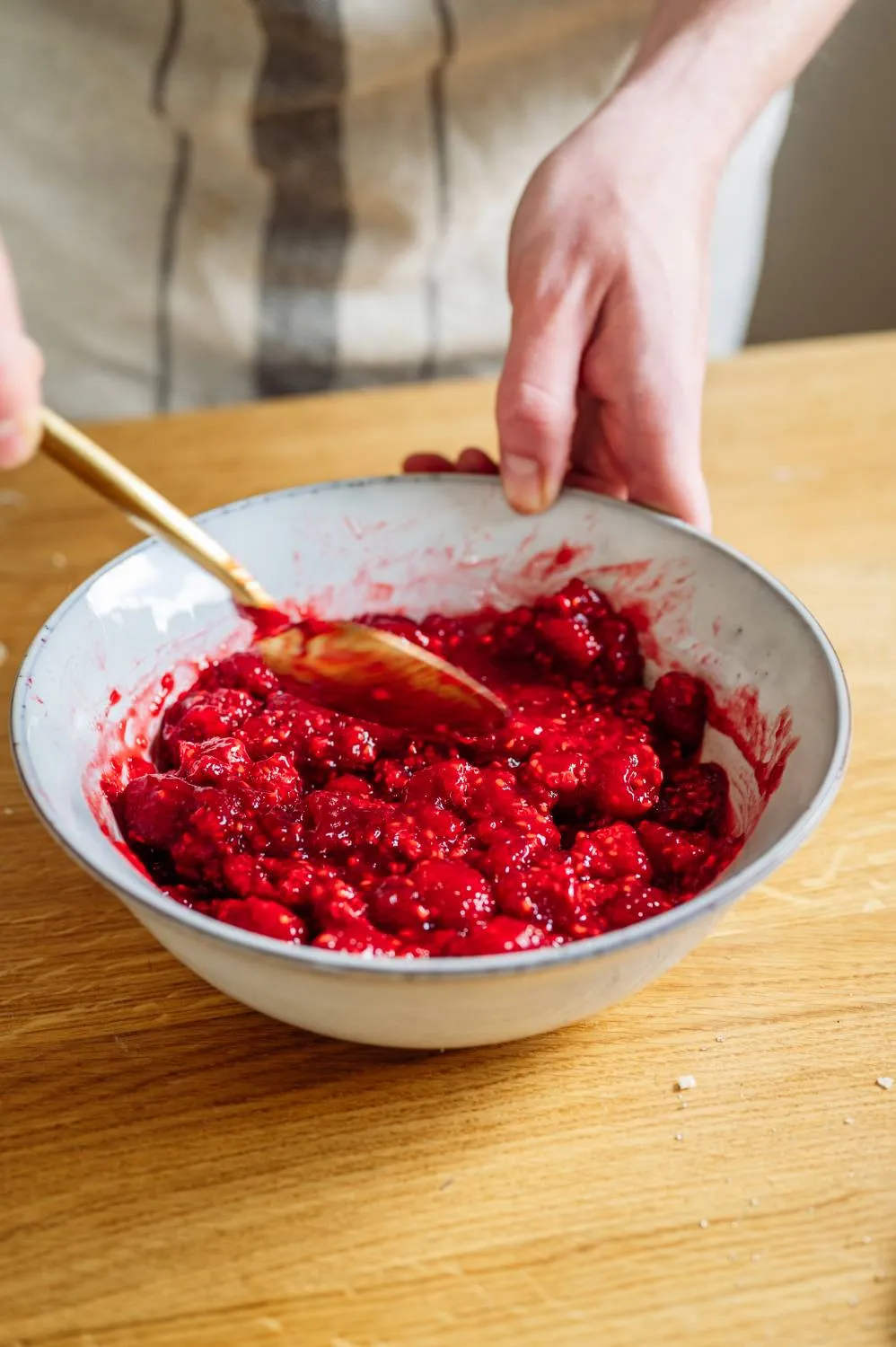 Teig für knusprige Streusel und den Boden eines Himbeer-Käsekuchens, ein Highlight für jeden Geburtstag