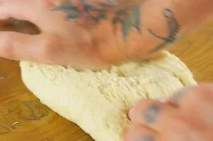 Teig für Körnerbrötchen vor dem Kneten in der Schüssel