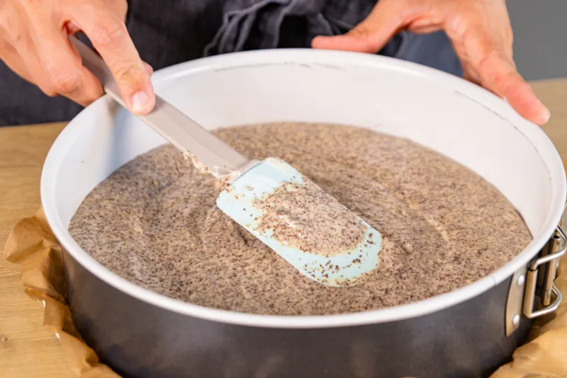 Teig gleichmäßig in der Springform verteilen