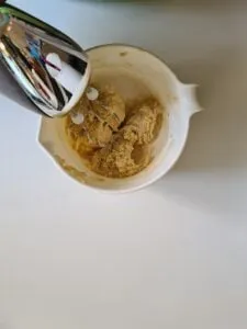 Teig im Rührbecher mit Mixer für Waffelbecher-Kuchen