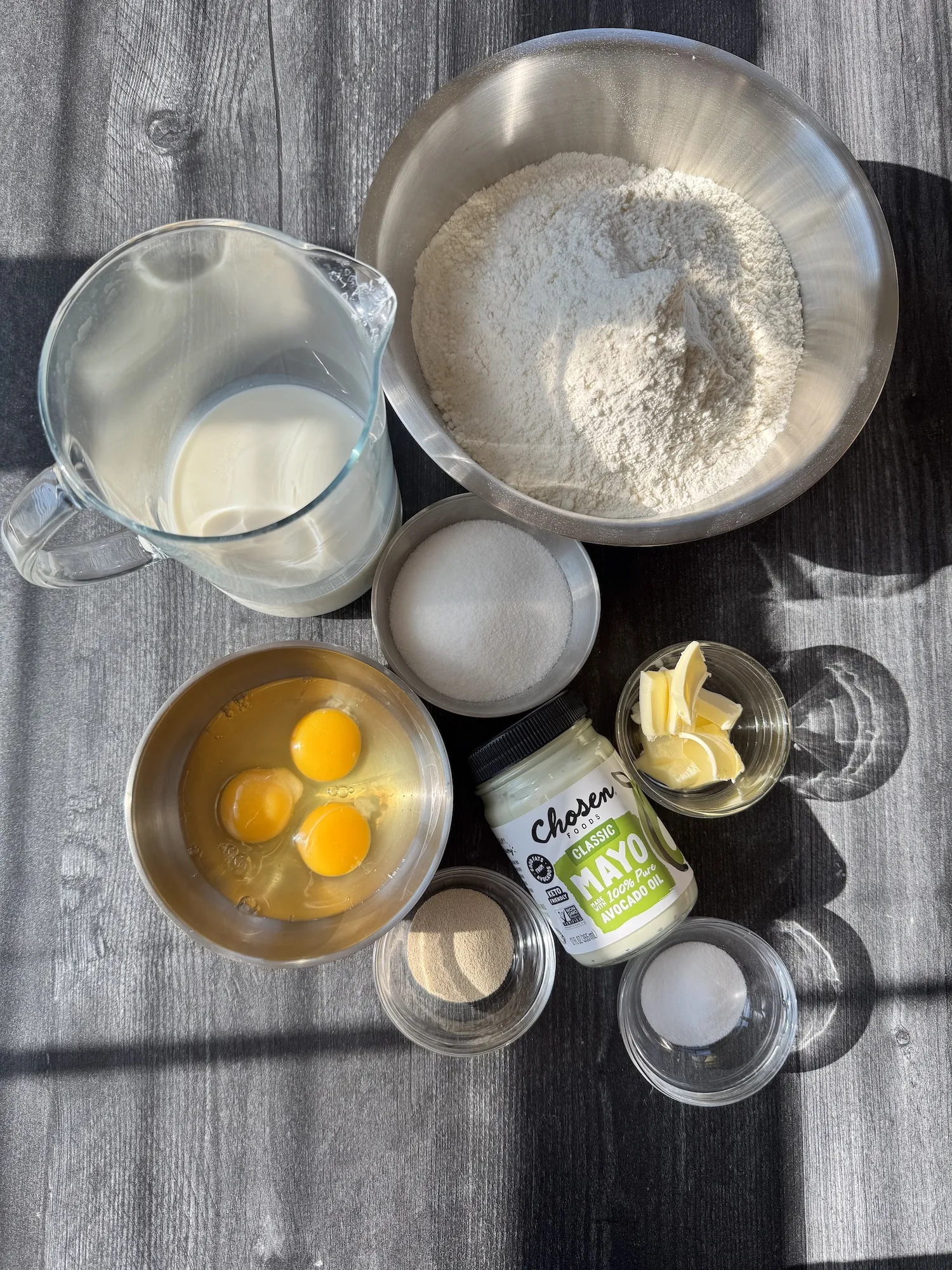 Teig mit Avocadoöl-Mayonnaise kneten