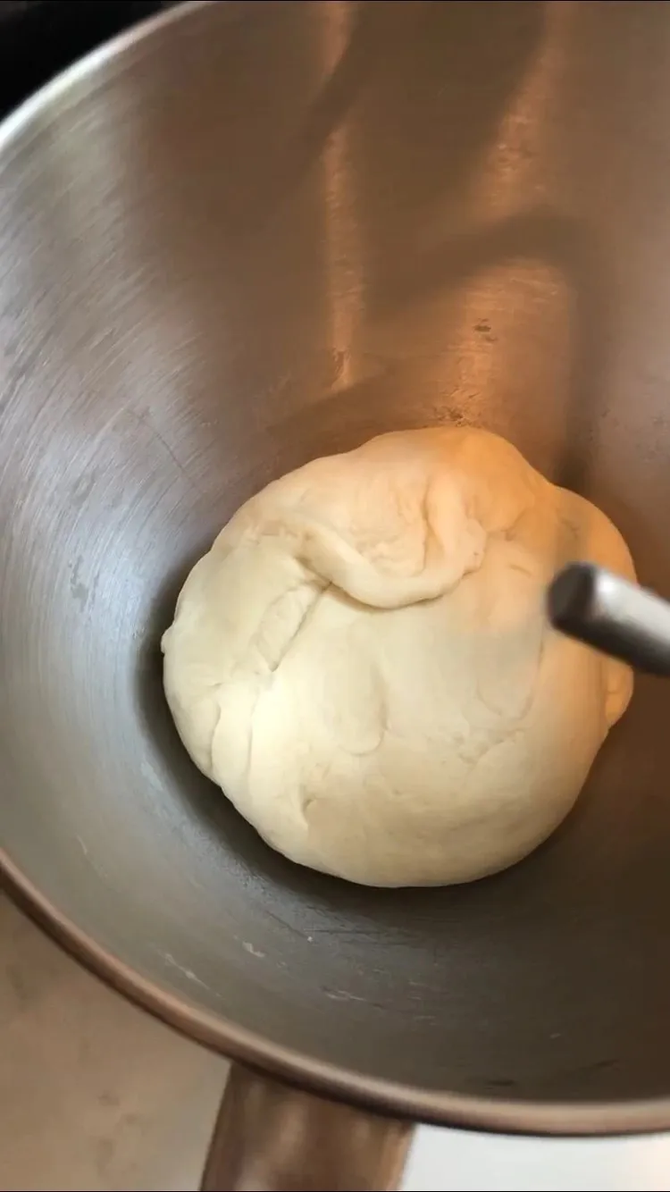 Teig nach dem Kneten für Hot Dog Brötchen.