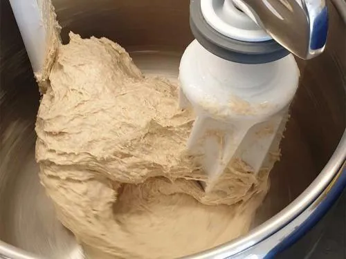 Teig wird in einer Küchenmaschine für Toastbrot geknetet