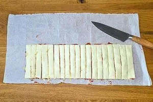 Teigbahn in Streifen schneiden