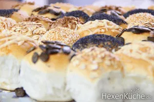 Teigkugeln werden zu einer Sonne angeordnet