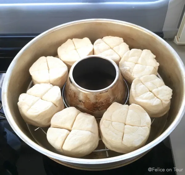 Teiglinge im Omnia Ofen mit Kuchenrost für gleichmäßiges Backen