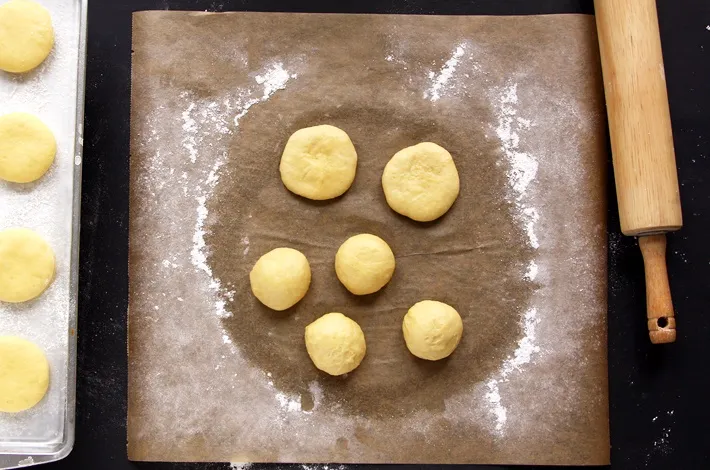 Teigreste zu Krapfen-Kugeln formen und flachdrücken