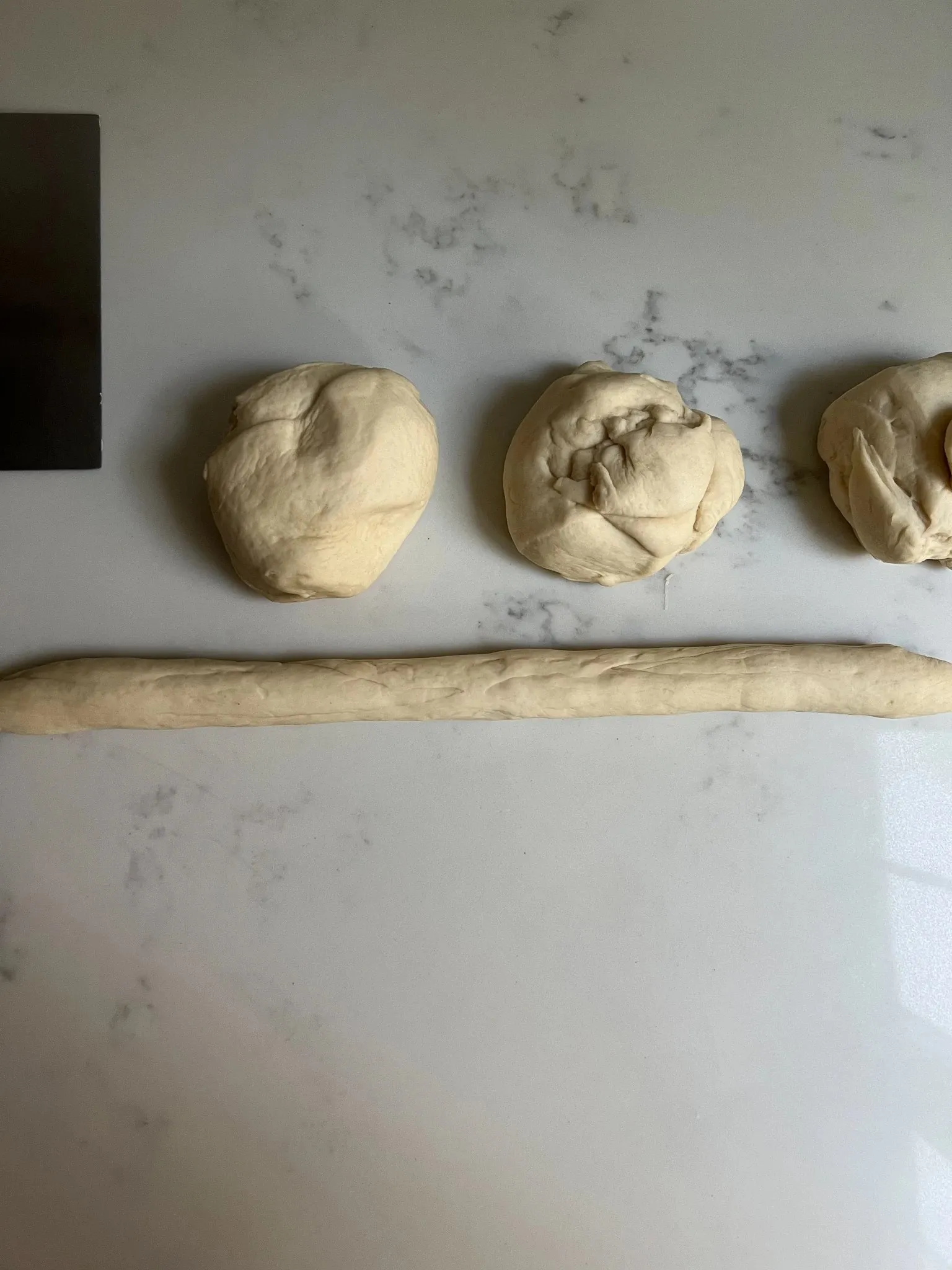 Teigrollen für hausgemachte Fransk Hotdog Brötchen.