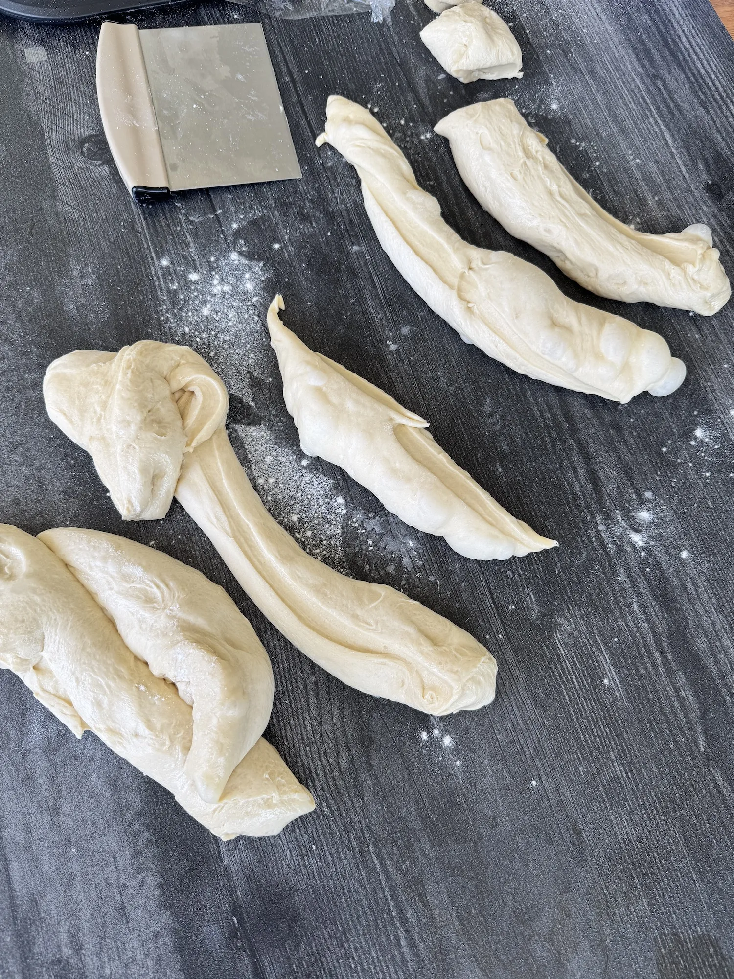 Teigstücke auf bemehlter Fläche