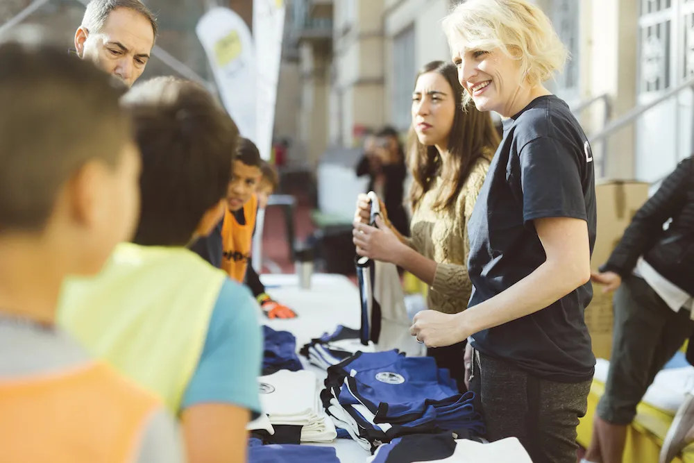 Teilnehmer betreten das Gelände des Citizens FC Fußballturniers in Turin