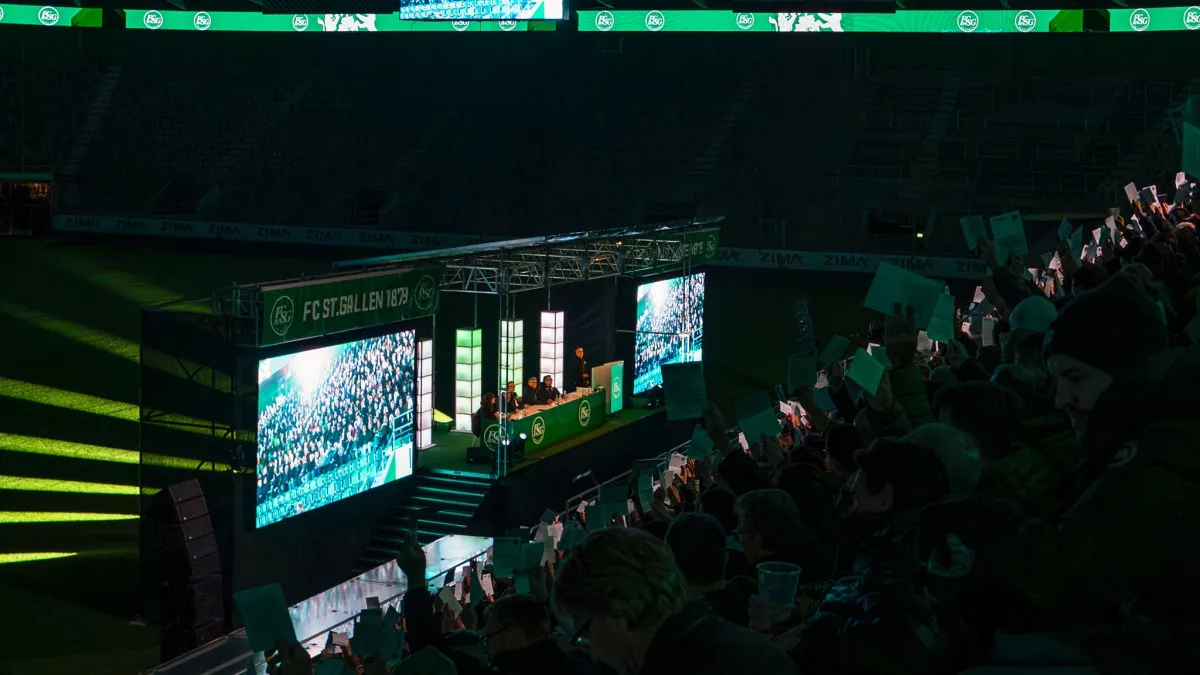 Teilnehmer der 22. Generalversammlung des FC St. Gallen, aufmerksam den Vorträgen lauschend