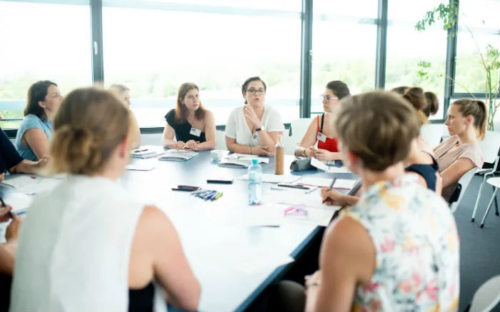 Teilnehmer diskutieren in Workshops über vertiefende Aspekte der Elementaren Bildung