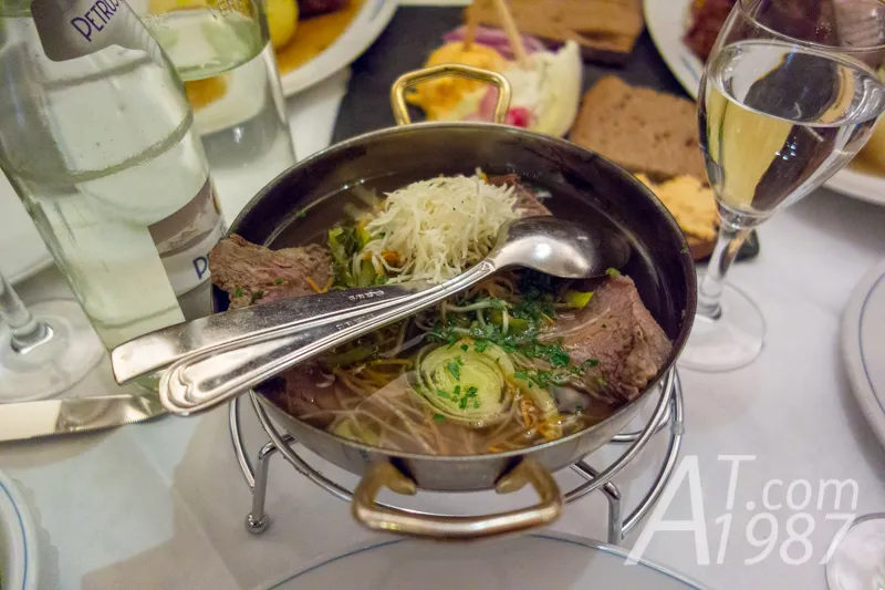 Teller mit bayerischem Ochsenbraten und Meerrettichscheiben im Zum Franziskaner