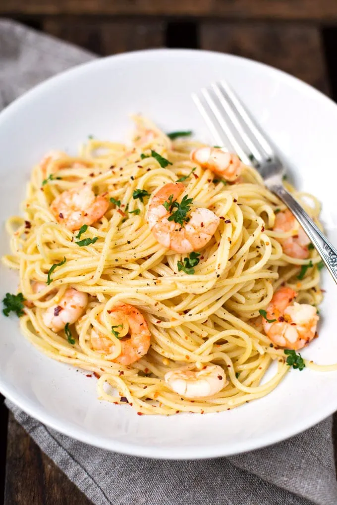 Teller mit cremiger Scampi Pasta, fertig zubereitet und servierfertig, ideal für ein schnelles Abendessen in Deutschland.