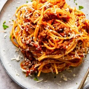 Teller mit Spaghetti und herzhafter Bolognese-Soße