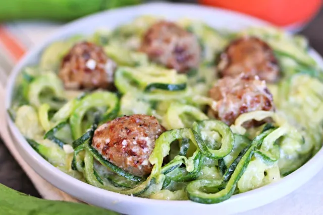 Teller mit Zucchini Nudeln Alfredo, einer leckeren Pasta-Alternative.