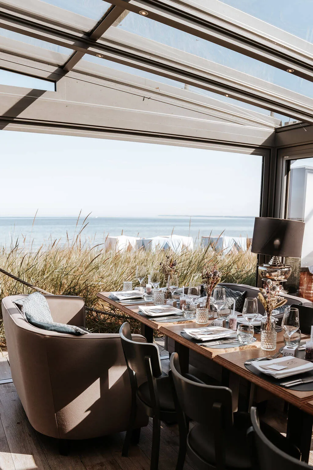 Terrassenbereich am Strand des Hamptons in Scharbeutz