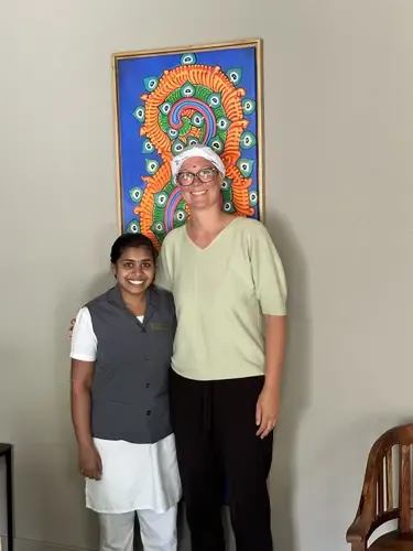 Therapeutin Aditha bei einer Ayurveda-Behandlung