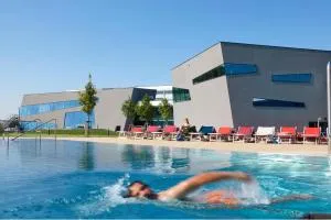 Therme Wien mit Innenpool und Liegebereich