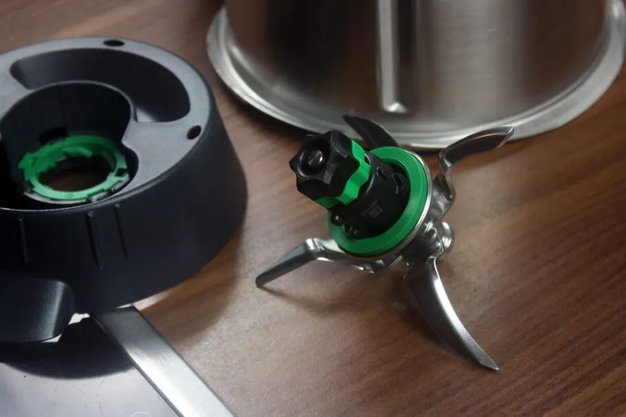 Thermomix TM6 Topf mit feststehendem Vierfach-Messer im Boden