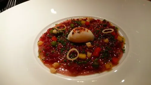 Thunfisch-Carpaccio mariniert in Tomatenöl und Meersalz