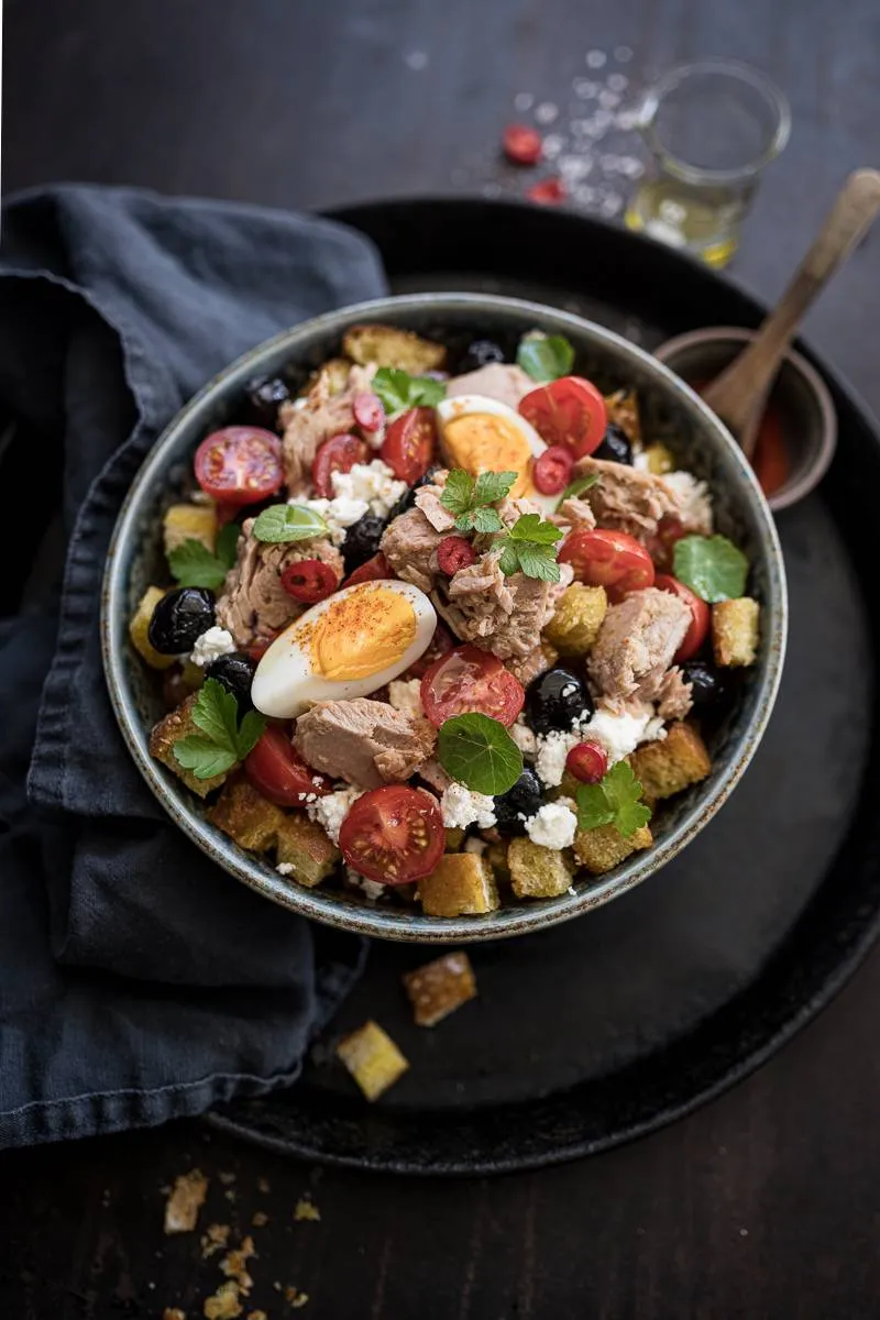 Thunfisch Panzanella, ein mediterraner Brotsalat mit Ei, Feta, Oliven und Gemüse