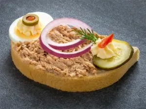 Thunfischsalat auf einem kleinen Brötchen